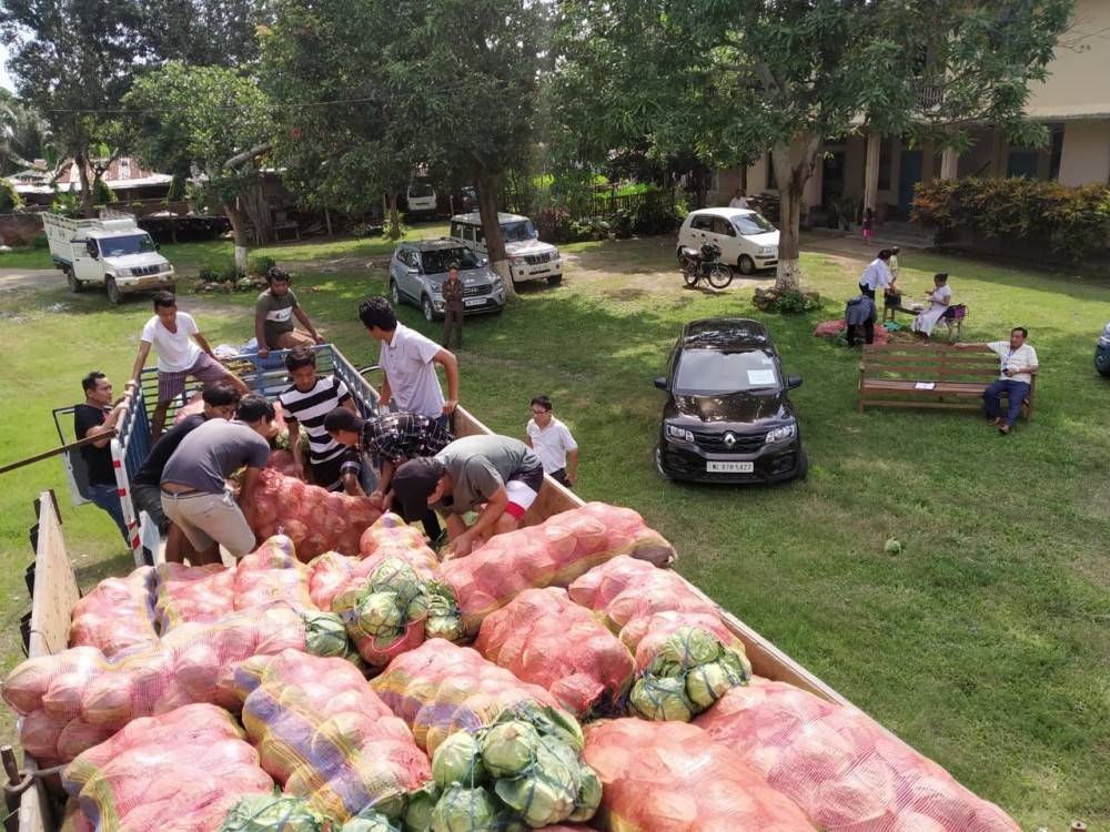 Mao Hoho Dimapur donated potatoes, cabbage and plum acquired from Mao Villages to frontliners of Dimapur in Ganeshnagar QC, DC Office, Police Commissionerate, CMO Office and EAC Chümoukedima to acknowledge their selfless service during the COVID-19 Pandemic on June 20. (Photo Courtesy: Mao Hoho Dimapur)